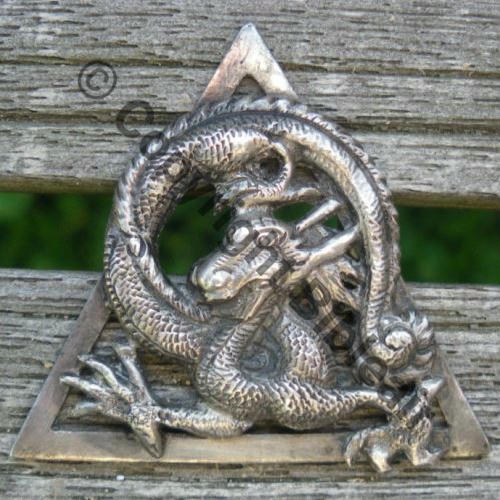 41.3  1927+  INDO 3eDRILLE  Fab LOC AJOURE Dragon relief GROSSE TETE Dos lisse irreg 2Anneaux 35x30mm Src.OSCAR.LAURENT 602Eur12.15